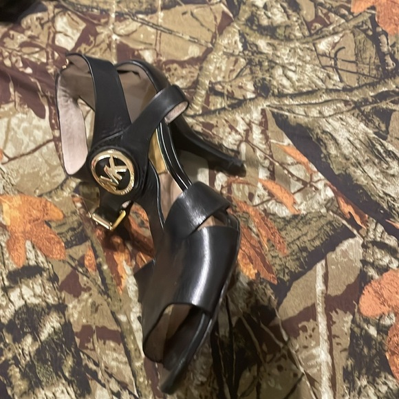 Beautiful Michael kors shoes - Picture 5 of 16